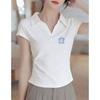 Camiseta Polo Branca com Gola, Ombro Direito com Fio de Algodão, Manga Curta, Feminina, Verão, Estilo Francês, Decote V, Top Curto Plissado