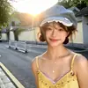 Gorra octogonal de mezclilla estilo vintage para mujer, con adornos de encaje y botones, linda y favorecedora para el rostro, con un aspecto suave y desgastado.