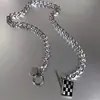 Colar com Pingente de Tabuleiro Quadriculado Preto e Branco em Aço Titânio, Corrente de Clavícula Geométrica com Padrão de Grade Preto e Branco da Moda, Corrente para Suéter para Mulheres