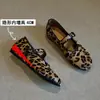 Versión de Piel de Oveja~ Estilo Popular para Mujeres Menudas, Zapatos Mary Jane con Estampado de Leopardo en Piel Genuina con un Tacón Oculto de 4 cm, Zapatos Planos de una Sola Correa