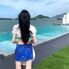 Atuendo Dopamina para Vacaciones en la Costa de Tailandia para Mujeres: Conjunto de Dos Piezas de Camisa Corta de Verano con Lazo y Falda Azul de Cintura Alta
