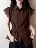 Elegante Camisa de Manga Corta Color Café con Solapa Pequeña para Mujer, Diseño de Verano para Figuras Petite, Cintura Ceñida con Lazo, Bordes Fruncidos, Top Elegante de Hombros Rectos