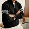 Suéter retrô americano com meio zíper e gola alta, estilo old-money, design de três listras, versátil, feito com fleece polar quente, suéter clássico para homens