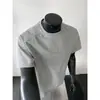 Camiseta de retazos de remaches deconstruida, talla grande para hombre, verano, corte limpio, con un elegante diseño en el hombro, estilo americano, holgada, casual, color liso