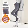 Leggings de maternidade para outono e inverno, forrados com fleece e espessados para uso ao ar livre, novo modelo 2026 de calças de maternidade que não apertam a barriga, calças de yoga tubarão