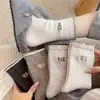 Calcetines Bordados de Estilo Japonés Nuevos para Otoño e Invierno para Mujer, Calcetines de Lana Suave y Cálidos de Borde Enrollado a Media Pantorrilla, Calcetines Largos Versátiles de Nicho de Moda