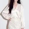 Nova Camisa Casual Francesa Outono 2026 com Decote V e Manga Longa para Mulheres, Top Branco de Manga Longa Drapado Emagrecedor