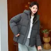 2026 Invierno Nuevo Estilo Chaqueta de Algodón Sencilla con Capucha para Mujer Versátil Estilo Coreano Holgado Moda Casual Abrigo
