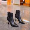Botas Curtas de Moda Bico Fino Salto Agulha Versáteis Outono e Inverno 2025 Novas Botas Versáteis com Zíper Lateral para Mulheres com Efeito Emagrecedor