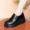 Zapatos de Cuña para Mujer Suela Gruesa Punta Redonda Cómodos Piel Suave Zapatos de Mamá 2026 Primavera Nuevos Estilo Británico Simples Zapatos de Piel para Primavera y Otoño