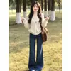Usa un atuendo completo de otoño e invierno que irradie una vibra madura y elegante, que consista en un cárdigan, un top de punto tipo camisola y jeans