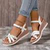 Nuevas Sandalias de Cuña de Talla Grande para Mujer Verano 2026 para Comercio Exterior, Estilo Europeo y Americano con Decoración Floral y Diseño de Hebilla