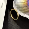 Anel de Dedo V Dourado Versão Alta Banho Espesso 18K Trevo de Quatro Folhas Uma Fileira Pérolas Redondas Pequenas Anel Individual da Moda Venda Direta do Fabricante