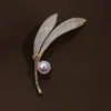 Broche de Pérola Folha para Mulheres, Corsage Versátil e Personalizado com Pedras Completas, Alfinete de Design de Nicho, Acessórios de Terno de Luxo Elegantes e Acessíveis