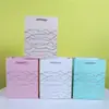 Bolsa de Mano de Cartón Blanco con Diseño Ondulado Sencillo Lista para Usar al por Mayor Bolsa de Regalo Estampada por Ambos Lados Bolsa de Regalo Especial Transfronteriza