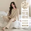Pijama quentinho de fleece para mulheres, manga longa, calça comprida, estilo primavera e outono, gola redonda, sem zíper, cartoon, doce e fofo, pode ser usado como roupa externa, conjunto para ficar em casa