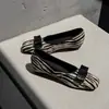 Sapatos de Couro Pequenos de Moda Nicho Cor Color Block Baixo 2026 Outono Novo Bico Quadrado Fundo Plano Aumento Oculto de Altura Feminino