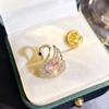 Broche de hebilla antideslumbrante para mujer, sentido de alta gama, nicho de alta gama, pin de ramillete de alta gama, pequeños accesorios de incienso, lindo dibujo animado al por mayor