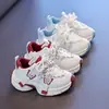 Zapatos de papá para niñas 2026 otoño nuevo versión coreana versátiles zapatos deportivos para niños ligeros antideslizantes zapatos para niños zapatos de estudiante modernos