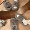 Pantuflas blancas mullidas de suela gruesa para mujer, nuevo estilo otoño/invierno 2026, pantuflas de algodón mullidas de moda, zapatos de algodón de una tira