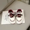 Sapatos Vermelhos para Meninas 2026 Novo Verão Solado Macio Tênis Esportivo Infantil para Meninas e Estudantes Sapatos Brancos Versáteis Cobertos de Couro