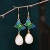 No verão de 2022, os novos acessórios de moda nacionais esmalte banhado a ouro de cobre floral borboleta dança imitação Jade Palace estilo brincos vintage
