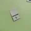 Etiquetas de Talla en Stock al por Mayor Planas de Doble Tejido Etiquetas de Origen con Letras Entrega Directa de Fábrica Accesorios Universales para Ropa