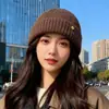 Otoño e Invierno 2025 Nuevo Estilo Coreano Sombrero Sencillo para Mujer Cálido y Versátil Protección para las Orejas Gorro de Punto Mostrando la Cara Pequeño Baotou Sombrero de Lana