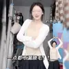 Vestido largo de tirantes de lunares grises con cintura entallada y cárdigan, un impresionante atuendo de verano para mujer
