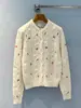 Cardigan de Lã Trançada com Logo de Letra, Pomba da Paz e Bordado de Rosa - Coleção Primavera 26 Nanyou Haute Couture