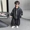 Conjunto de Primavera y Otoño para Niños 2026 Nuevo Conjunto de Otoño Moderno y Elegante para Niños: Conjunto de Tres Piezas para Niño: Chaqueta de Cuero y Camisa con Estampado de Caballos