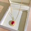 Collar de acero de titanio con colgante serie rubí de producto nuevo transfronterizo para mujer, cadena de clavícula de encaje moderna y de alta gama, joyería de lujo ligero