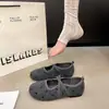 Sapatos Mary Jane de outono estilo coreano com bolinhas e salto oculto, apresentando bico raso, design de dedo de porco e uma tira cruzada, adequados para o trabalho e versáteis para mulheres