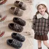 Zapatos Planos de Lunares para Niña 2026 Otoño/Invierno Nuevos Estilo Coreano Zapatos de Algodón Cálidos de Felpa para Bebé Mocasines para Niños Pequeños Modernos
