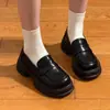 Zapatos de cuero para mujer de suela gruesa y punta redonda, color retro versátil, nuevos modelos de otoño 2026, estilo francés, tacón grueso, mocasines de estilo británico.