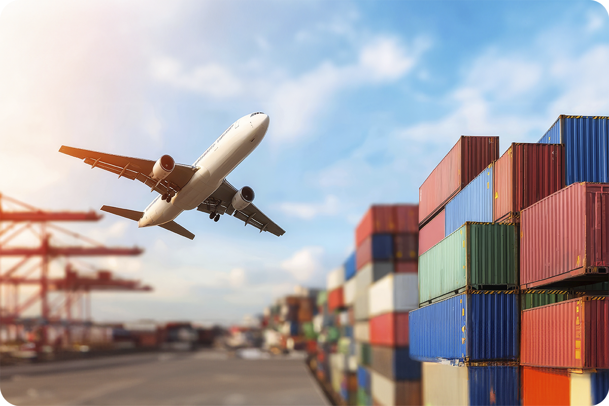 Avião decolando sobre pátio de containers coloridos empilhados no porto, representando a decisão entre frete aéreo ou marítimo na importação da China