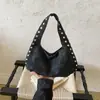 Bolso Tote de Gamuza con Remaches Vintage para Mujer 2026 Nuevo Bolso de Mano de Gran Capacidad Bolso de Hombro o Axila Versátil de Moda