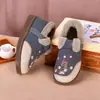 Zapatos de Tela Old Beijing de Estilo Étnico para Mujer Invierno 2025, Zapatos Cálidos para Mamá, Zapatos de Algodón Estilo Chino Nuevo, Zapatos Bordados con Forro de Felpa y Engrosados