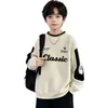 Sudadera de otoño para niño con bloques de color y estampado de letras, cuello redondo, suéter casual moderno de manga larga para niños mayores