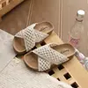Sandálias estilo Birkenstock com tiras cruzadas e sola grossa para meninas, para uso externo no verão, novo modelo 2026, adequadas para combinar com saias, sandálias de praia
