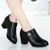 Sapatos da Mamãe 2026 Outono Novo Estilo Solado Macio Couro Macio Antiderrapante Sapatos para Mulheres de Meia-Idade Corte Profundo Sapatos Pequenos de Couro para Trabalho de Senhoras de Meia-Idade e Idosas