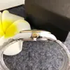 Reloj plateado de hombre moderno con números romanos verdes retro, diseño de correa de acero, función de calendario, reloj de pulsera para hombre, modelo de hombre moderno para negocios