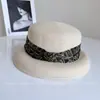 Abajur Decorativo de Seda e Linho Estampado Digital Estilo Hepburn para Mulheres, Chapéu de Sol de Palha Versátil e Elegante para Proteção Solar de Verão, Chapéu de Pescador