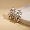 Brincos e Colar Europeus e Americanos Transfronteiriços com Folhas Incrustadas de Diamante e Pérolas, Corrente para Clavícula Estilo Corte de Nicho de Luxo Leve, Conjunto de Joias Vintage