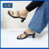 Chinelos Transfronteiriços Estilo Fashion 2025 Novos Sandálias de Salto Grosso Fashion e Rejuvenescedoras Simples Versátil Estilo Fada