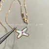 Transmisión en vivo exclusiva Collar entrelazado Shangmei de nácar blanco para mujer Colgante de letra X en oro V chapado en oro rosa de 18k Cadena de clavícula entrelazada