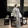 El conjunto de tres piezas de Qing Yu An incluye un top halter asimétrico, pantalones casuales de pierna ancha y un cárdigan de punto