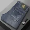 Cabeza de Diosa de la Belleza Jeans Europeos de Gama Alta para Hombre Azul Primavera y Otoño Corte Slim Recto Pequeño Elásticos Estampados Pantalones de Hombre