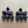 El traje de dados negro sin color se puede procesar como DIY y colorear dados digitales para Dungeons And Dungeons