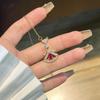Gota de Agua Rojo tesoro pequeño ventilador collar femenino lujo ligero nicho diseño alto sentido falda colgante acero de titanio en forma de abanico temperamento colgante